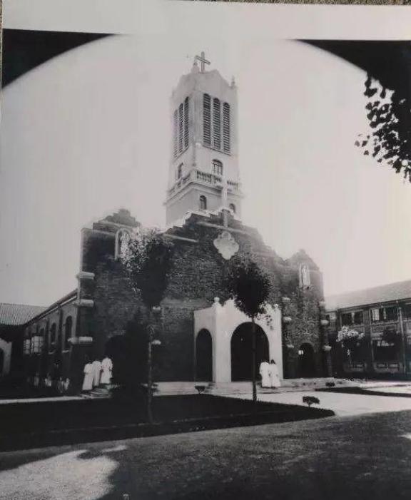 1956年，毛人凤卧病在床，妻子向影心端着一碗药走到床前对毛人凤说：“喝了这碗药
