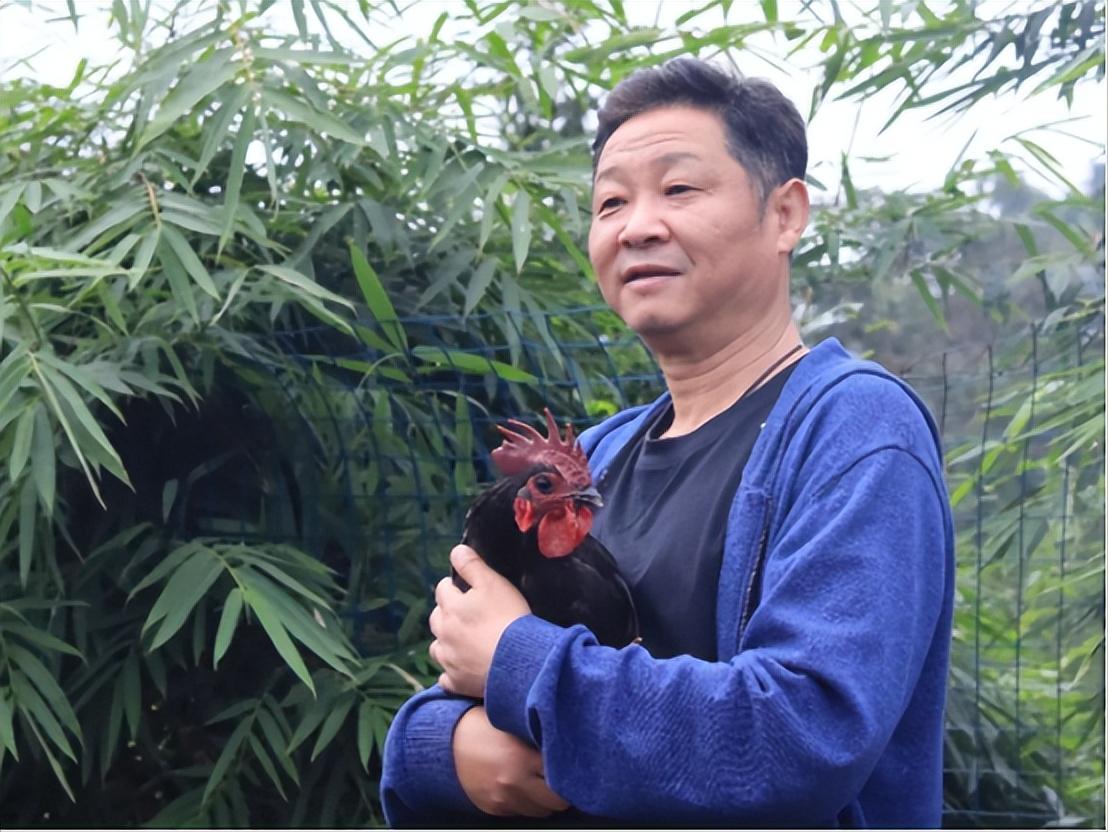 有一次，主持人问赵亮：“你以前和张国立一起演戏，怎么又去养鸡了？”赵亮说：“我一
