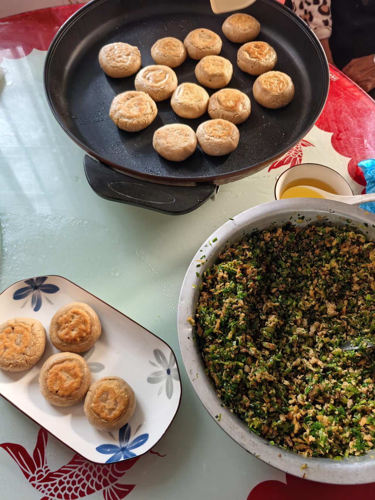 分享一件幸福感小事邻居堂哥家用木薯粉和糯米粉混合煎的馅饼，好吃得不得了！中饭后吃