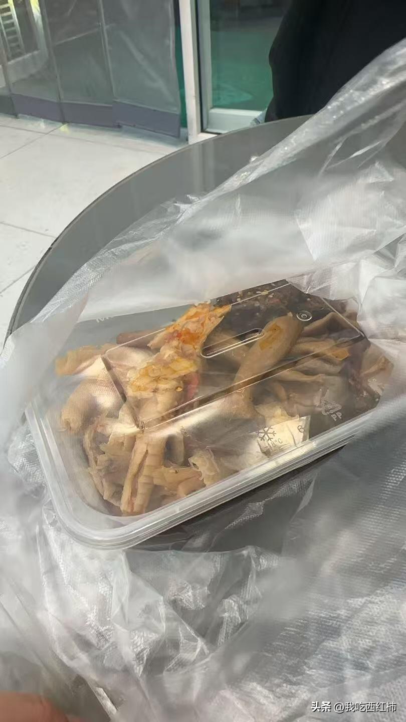 家人们，谁懂啊，20块钱买的卤味，一口没吃，味都没闻到就丢了……心疼我的小钱钱，