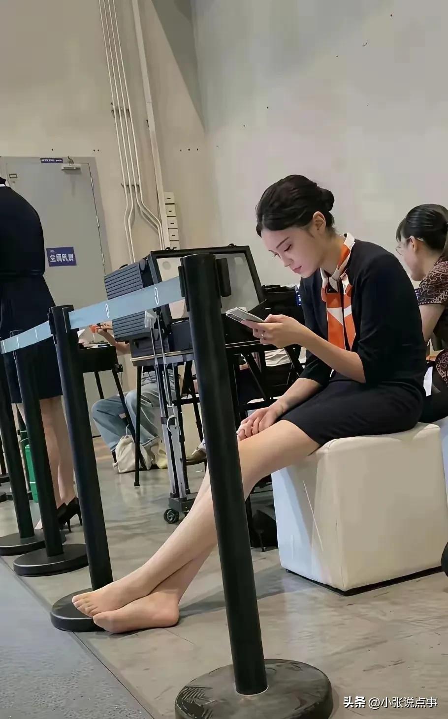 看出来累了鞋都脱了