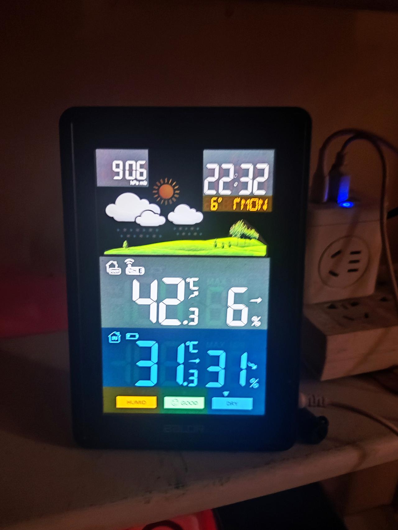 乌鲁木齐3:20向阳面，非地面悬空温度，42.3度，温度持续上升，背阳面。38.