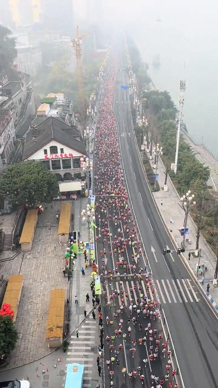 重庆马拉松比赛，大家看这些人像小蚂蚁，好多小蚂蚁，估计全部都要跑到终点站的。长江