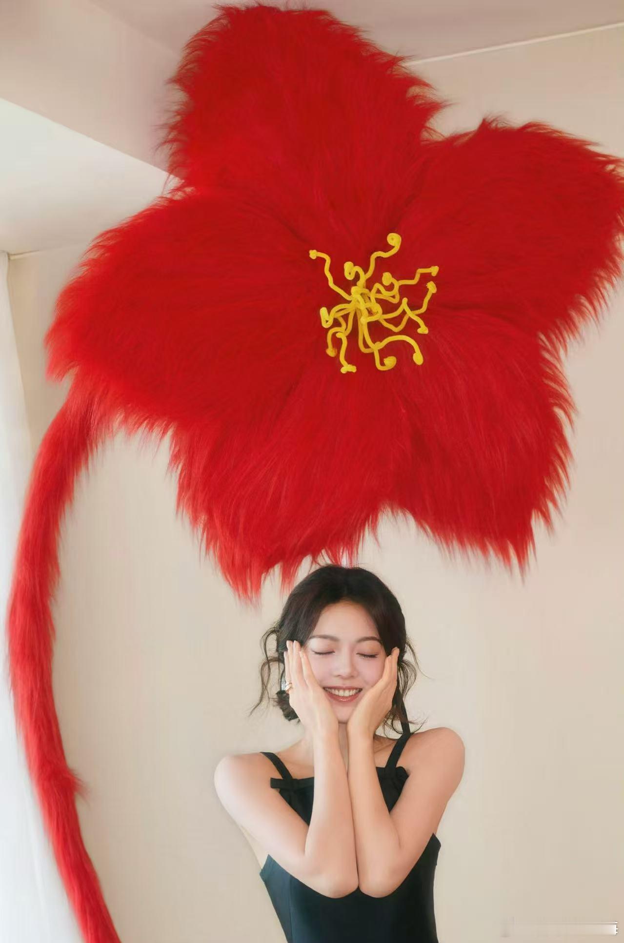 赵今麦法式缎带低盘发 是浪漫具象化！缎带与发丝缠绵，勾勒出赵今麦的温柔侧颜。慵懒