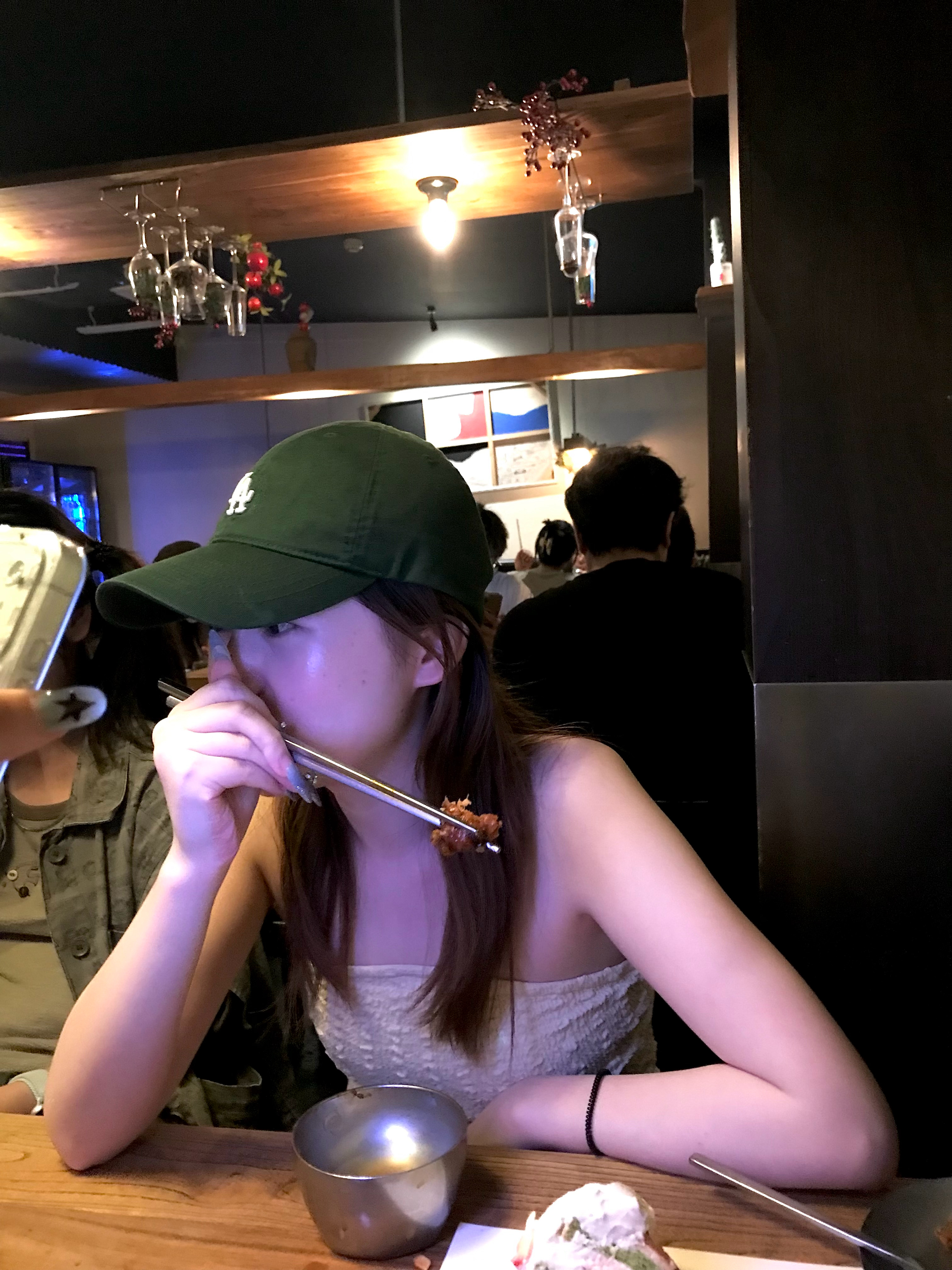 认真吃饭的女孩和疯狂拍照的朋友（们 