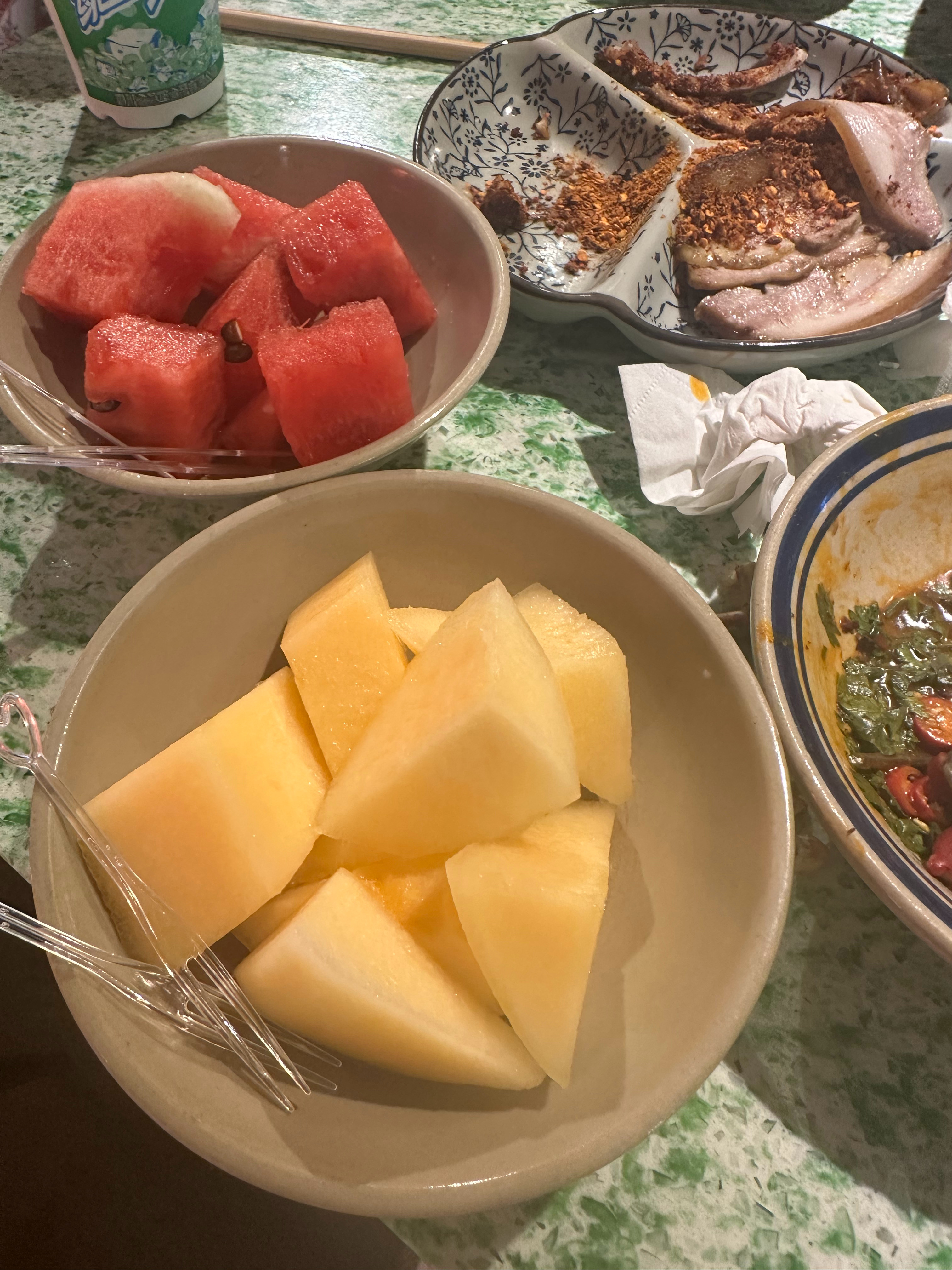 辣的全身发麻差点晕倒在餐厅服务员送来两盘水果  ​​​