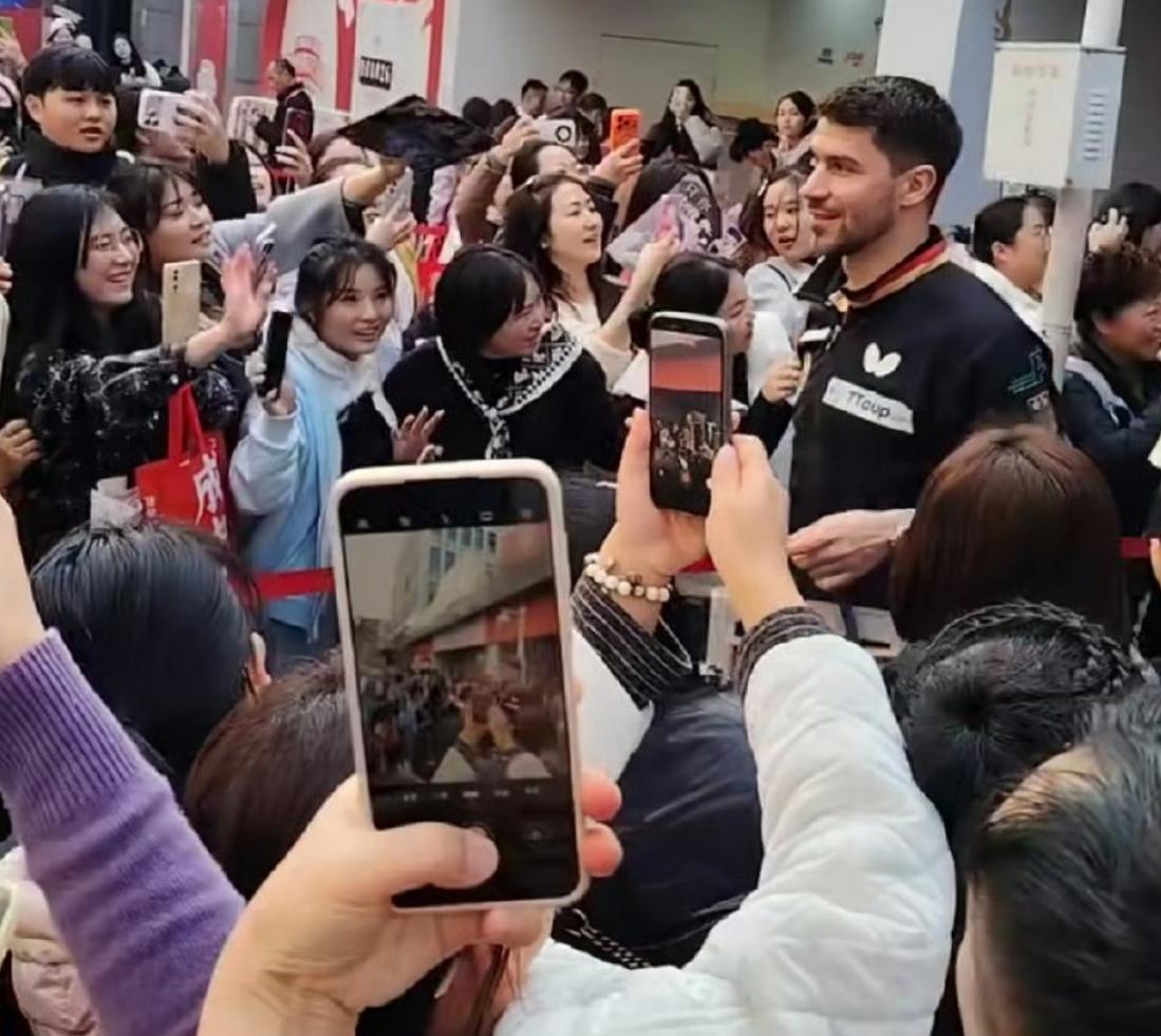 在成都进行的乒乓球混团世界杯，不仅中国球员受到粉丝追捧，不少外协会的明星球员也常