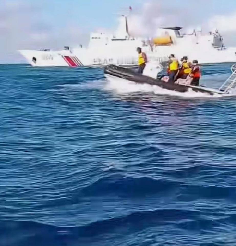 10月8日中国黄岩岛国家级自然保护区东南方约32海里位置，中国海警3302、33