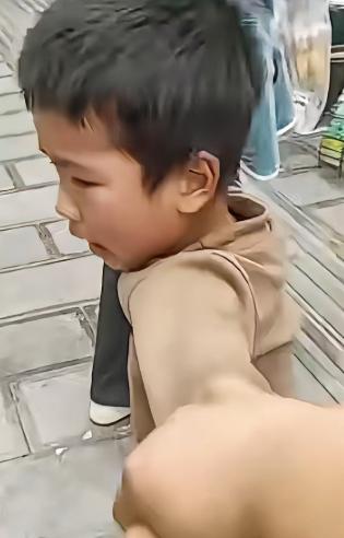 泪目！

儿子在街上隅遇离婚一年的妈妈，儿子哭着上前抱住妈妈说：我好想你，妈妈心