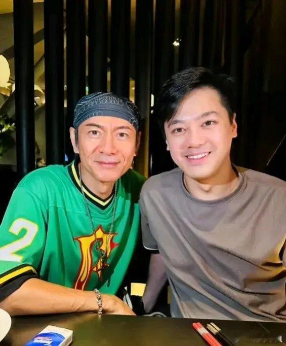 “TVB御用皇帝”江华的儿子这么大了，现在是一名男护士！！ ​​​