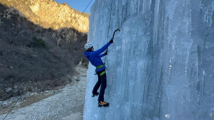 王一博新年第一天发攀冰照  王一博祝大家勇攀高峰 哈哈，王一博新年第一天就来秀攀