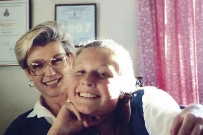 马斯克母亲也是近视眼，大大的眼镜戴在她脸上，是知性的感觉。马斯克妹妹小时候跟马斯