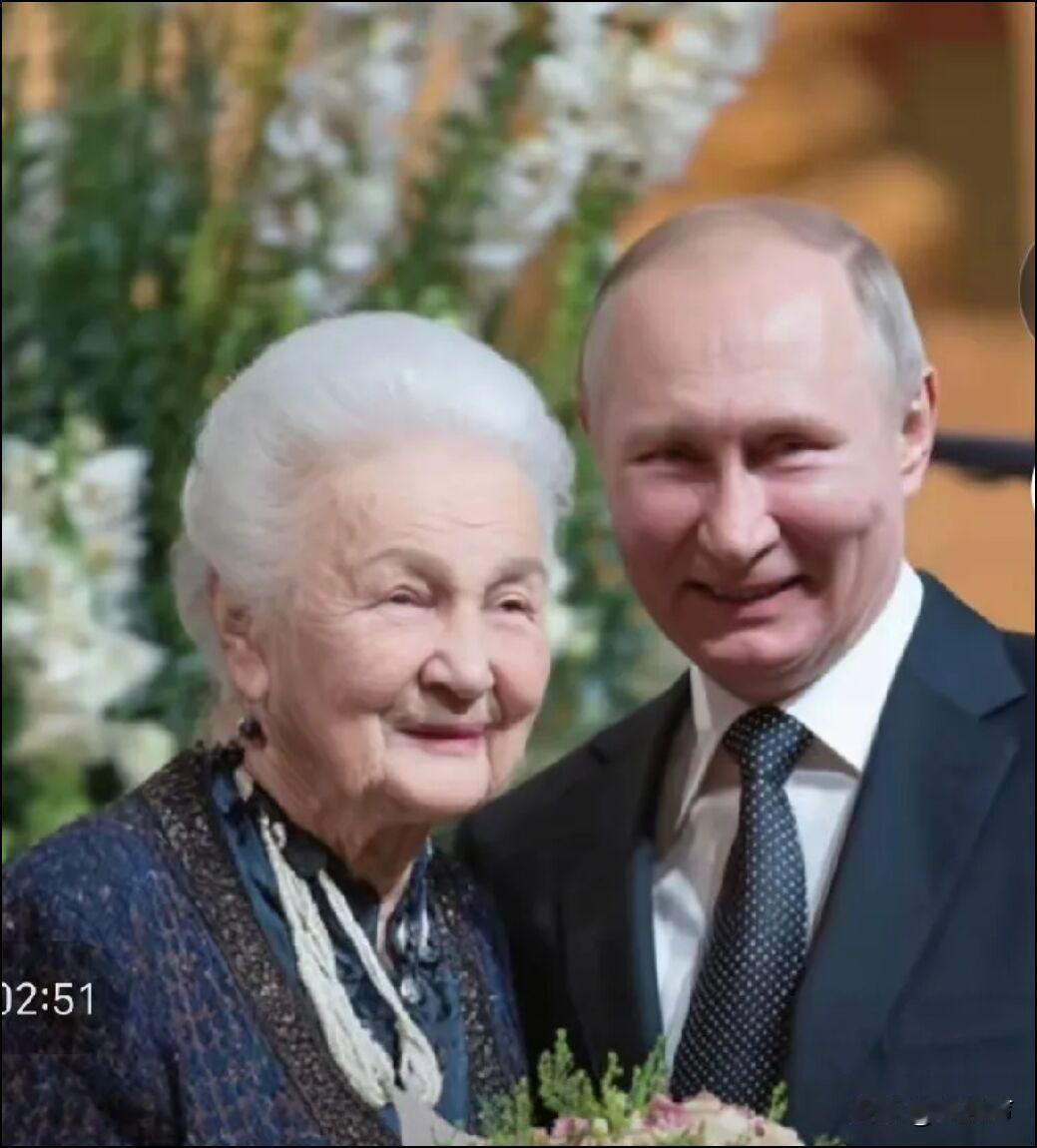 大帝的老母亲满头银发，一脸的慈祥，一位伟大的母亲，养育了一个强硬不凡的总统儿子，