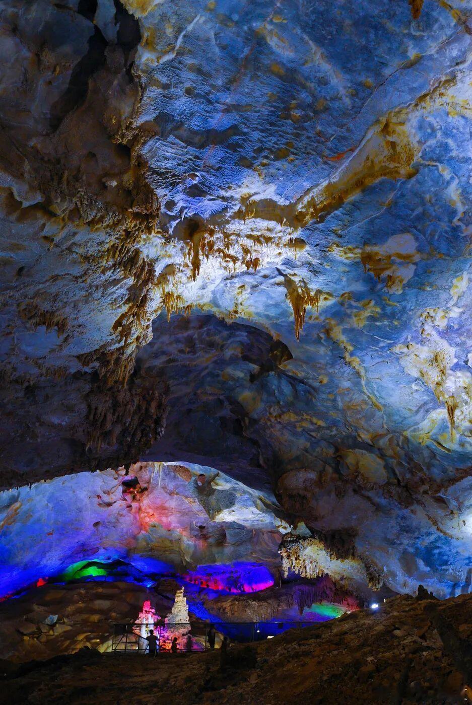 广西河池藏着太多惊喜，险峻群山层峦叠嶂，秀水潺潺灵动清幽，奇幻溶洞藏着天地鬼斧，