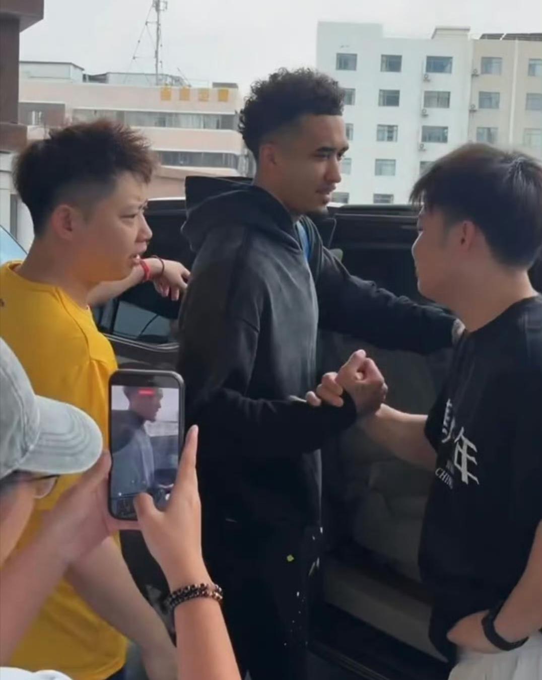 广东东阳光男篮球迷送别奎因、萨林杰，下赛季他俩还能再次回归吗？

5月15日，广