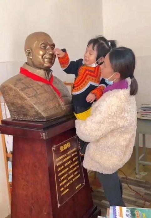 四川成都一名女子带着3岁的女儿前往大凉山景区游玩，两人走到一座石像前时，女儿突然
