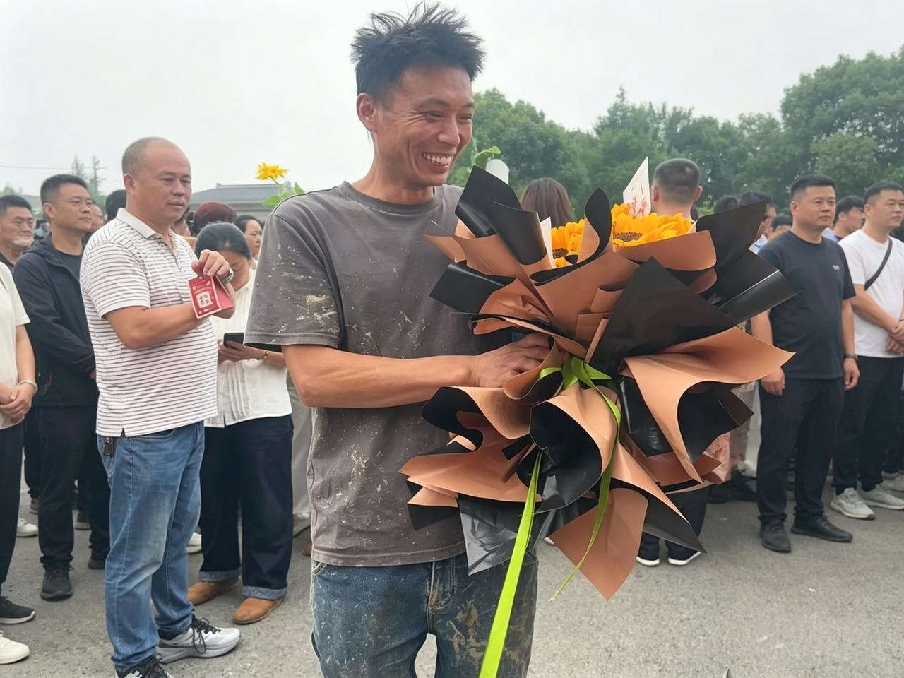 我敢说今年高考中，所有父母都比不上这位父亲。

你别看他满身泥水，手里只捧着一束