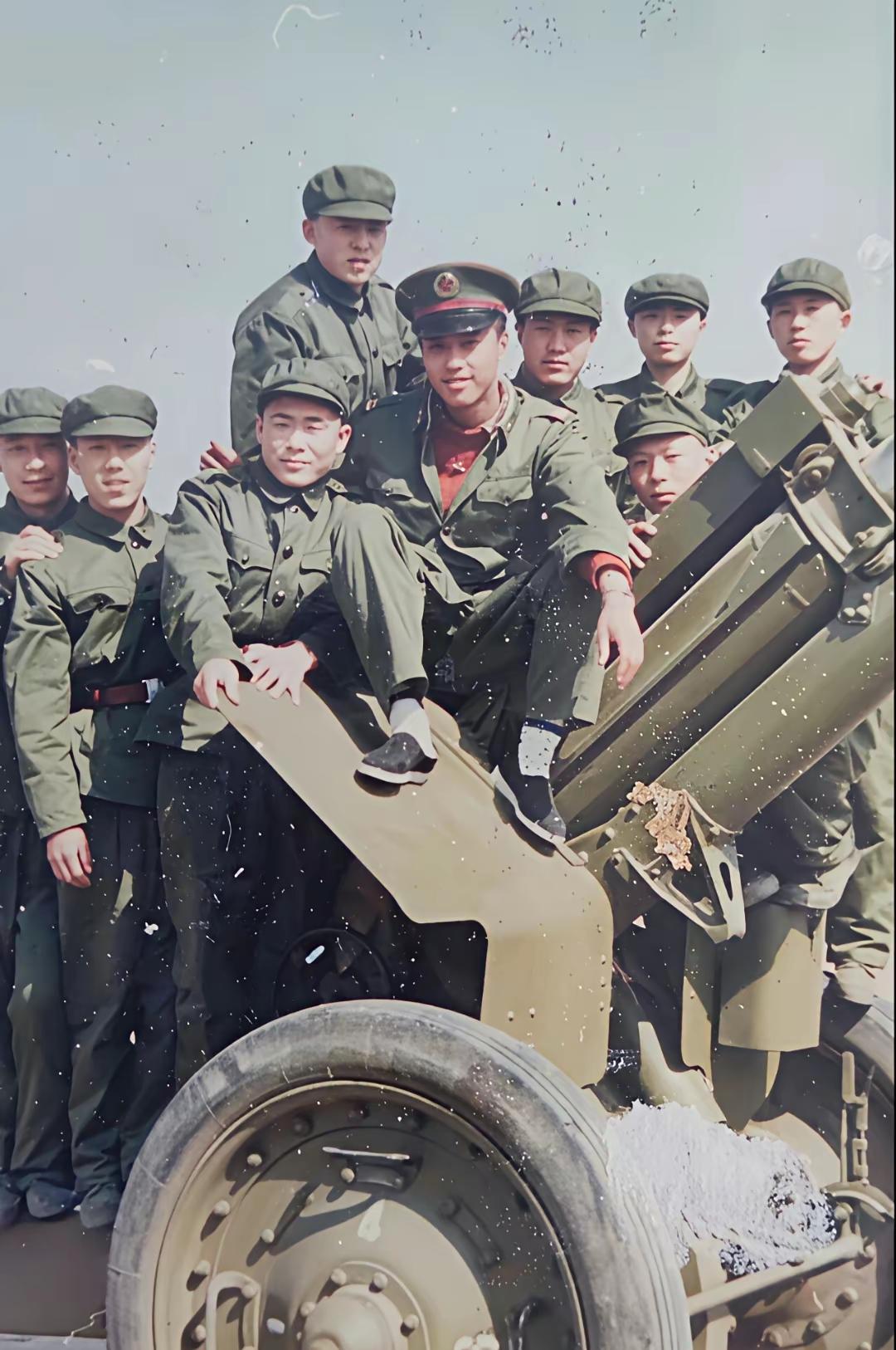 有没有当过兵的老前辈？谁能告诉我一下，这些战士坐着的这是什么武器呀？是大炮吗？求