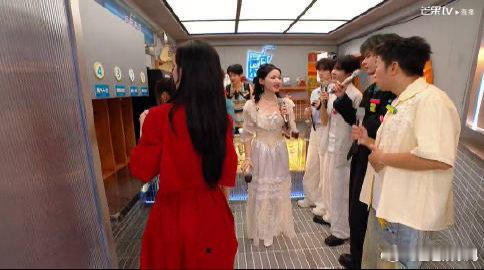 章若楠cos了赌神海棠造型章若楠红色风衣港风味儿 章若楠这身红色风衣真的太有港风