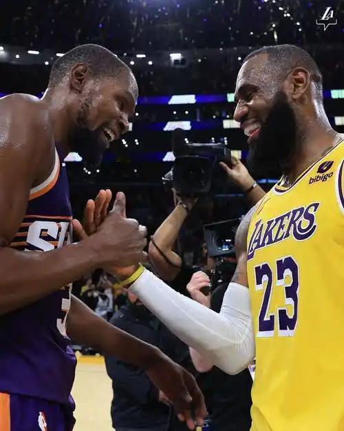 杜兰特大战詹姆斯是NBA联盟近十几年最劲爆的宣传噱头。
虽然现在詹姆斯老了，两人