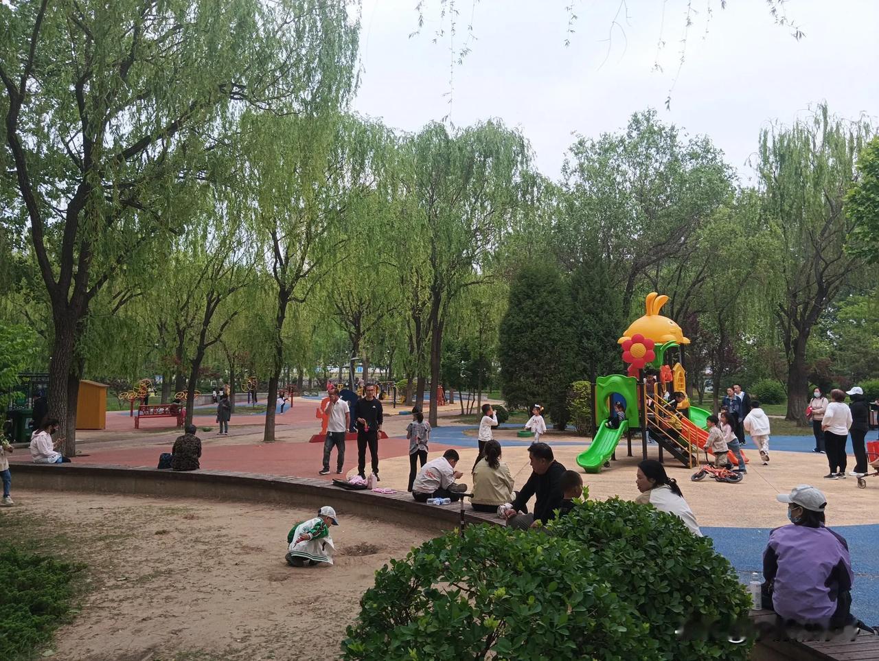 今天抽空去公园兜了一圈，发现公园里人挺多的，可能是由于快周末了吧，男男女女的都有