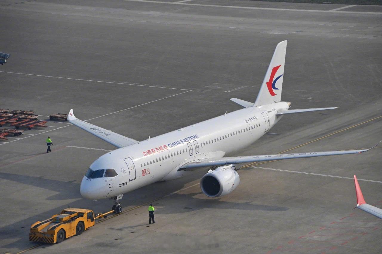 东航C919上海-西安商业首航航班（此前空载验证飞行曾经造访西安）即将飞抵西安咸