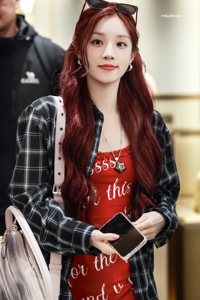 宋雨琦瘦了好多一组灵动的红发雨琦！行程这么多，比较辛苦就瘦了吧宋雨琦瘦成这样了