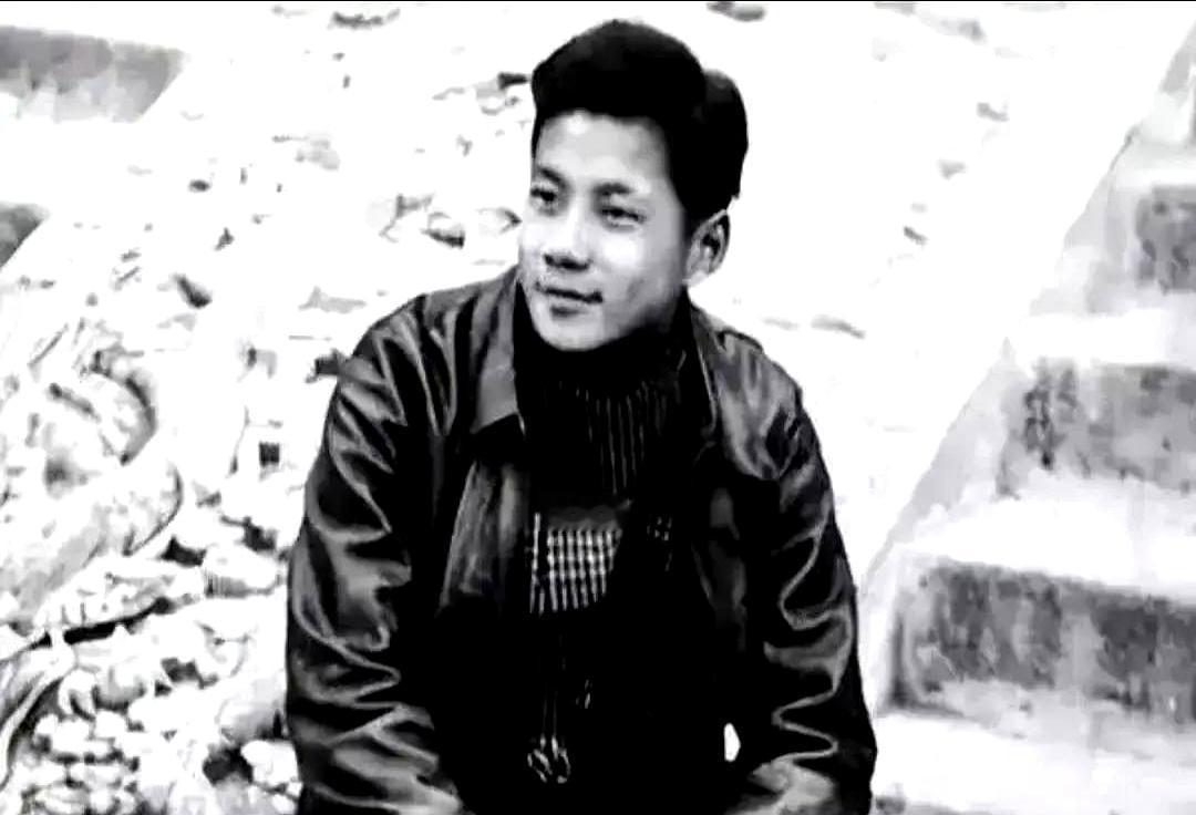 父母长得跟画里人似的，洪晃却从小被一句句“你咋不像爸妈”砸脸。亲戚、老师、理发师