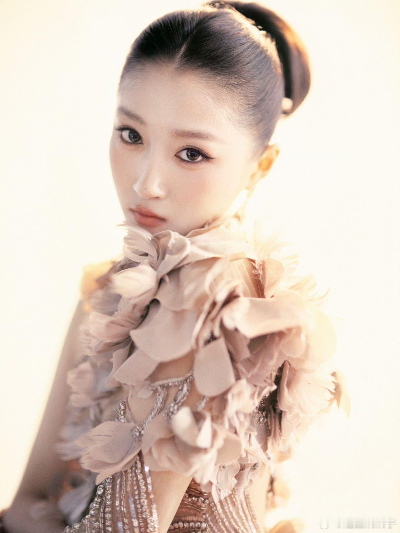 关晓彤红秀穿了5套高定 真的会为关晓彤的高定造型疯狂心动，红秀这次的企划做得也太