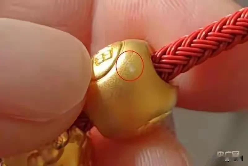 标记黄金纯度99%的周生生黄金饰品被客户投诉检测含金量只有64%左右。事发2月2