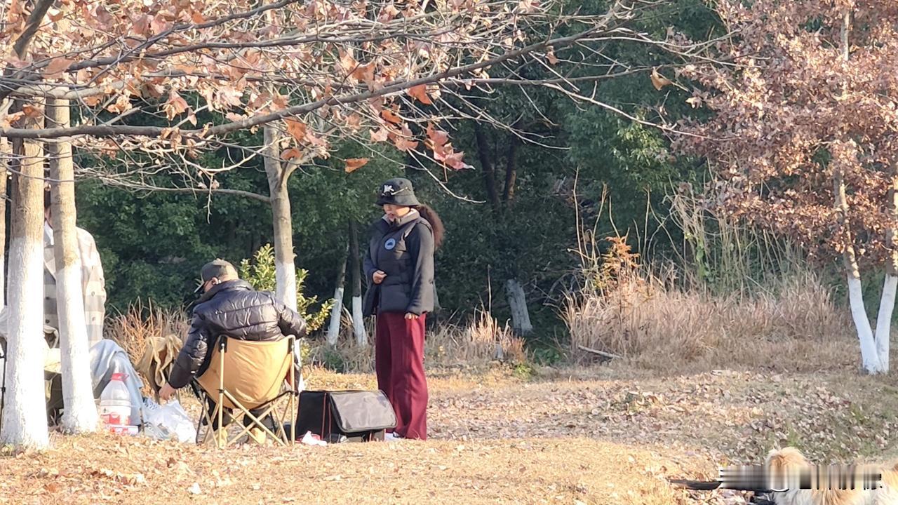 他们在木兰湖边享受冬日暖阳