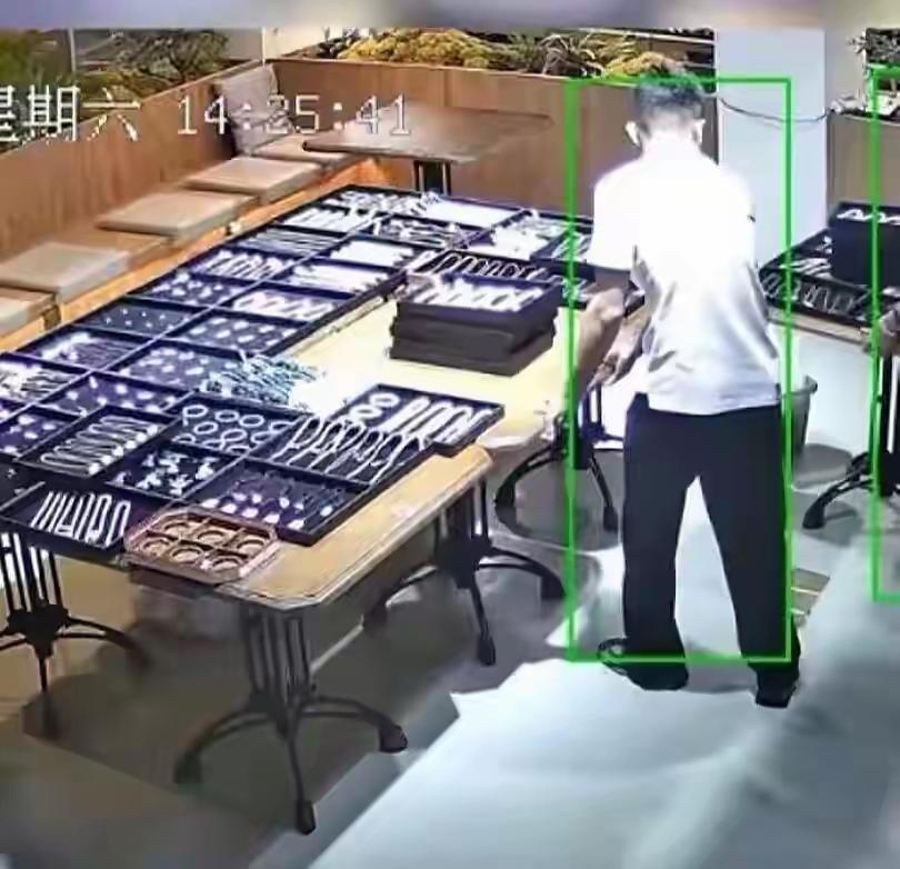 价值超百万元，员工拉桌子碰碎近50个和田玉镯

 
极目新闻

2025-10-
