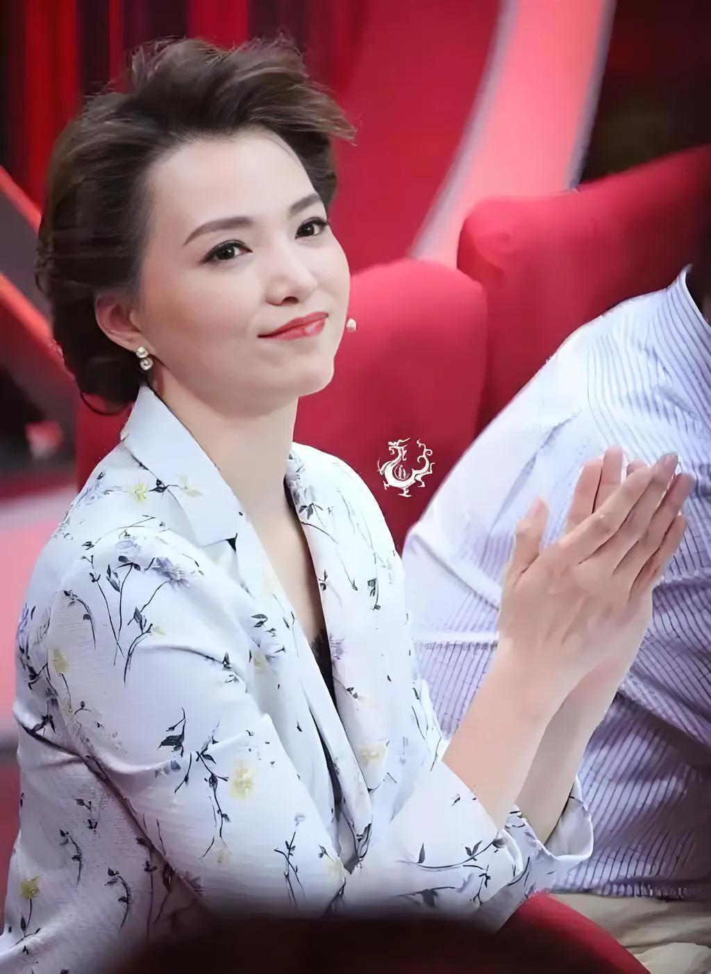 评价主持人董卿董卿那可真是主持界的“宝藏姐姐”！往台上一站，气质这块儿拿捏得死死