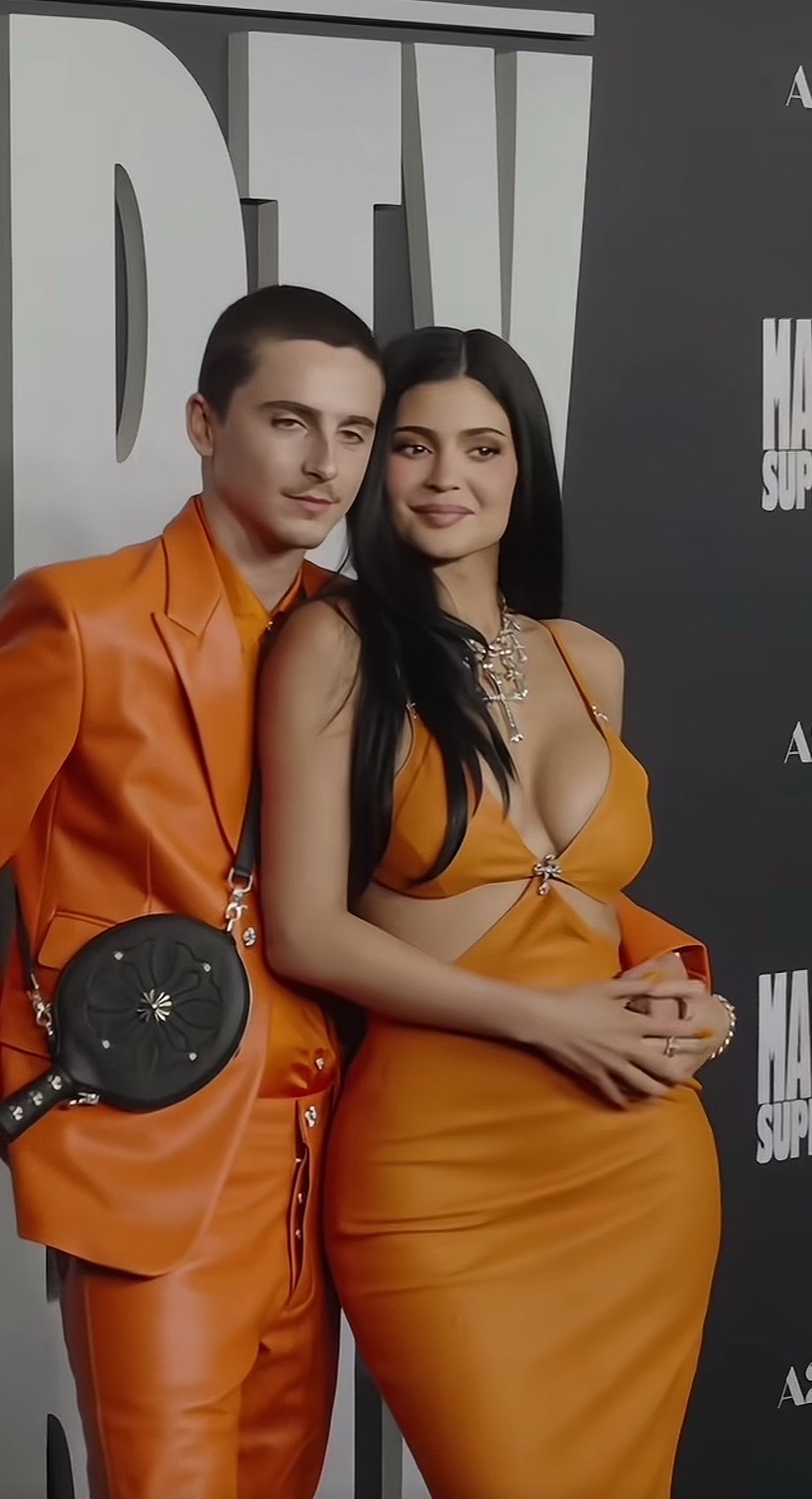 甜茶咋变新疆羊肉串老板了，不过金小妹还算不错了，她谈过的男人不算太多的。 