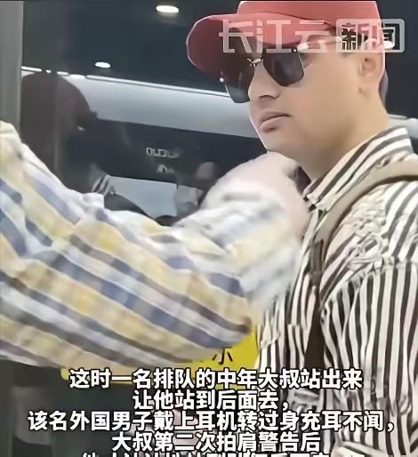 近日，在北京一外国男子地铁插队，女生好心用英语劝说，他却冲女生说到：“我不是中国
