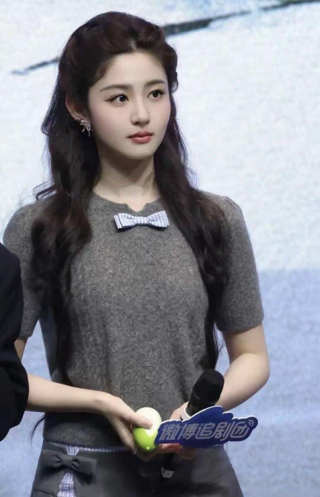 她这长相可以媲美刘亦菲，仔细看又有点像赵丽颖，这长相太少见了，就是为什么不火呢。