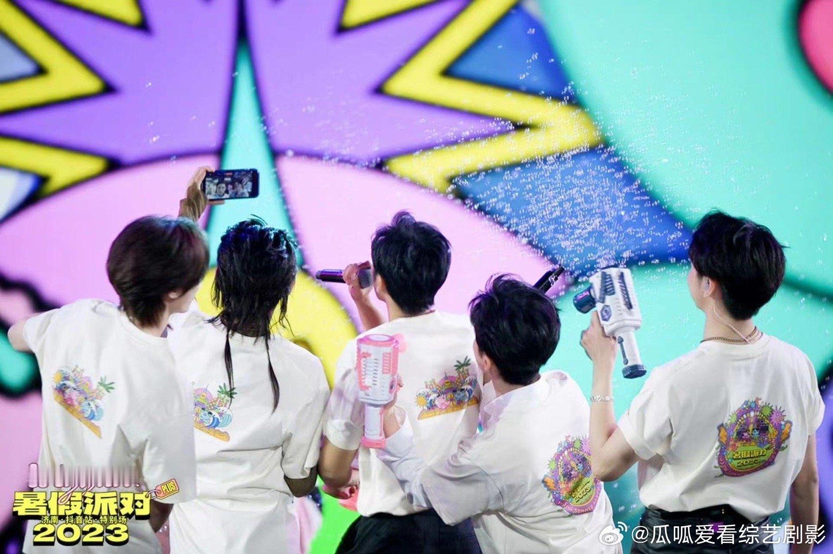 #X玖小分队龙丹妮聚餐# 好家伙，我这是看到了什么！ X玖小分队终于又合体聚餐了