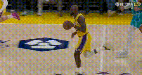 踩脚肘击+压身上——詹姆斯永不犯规！
图1：米勒根本躲不过被踩脚后，头还挨一肘。