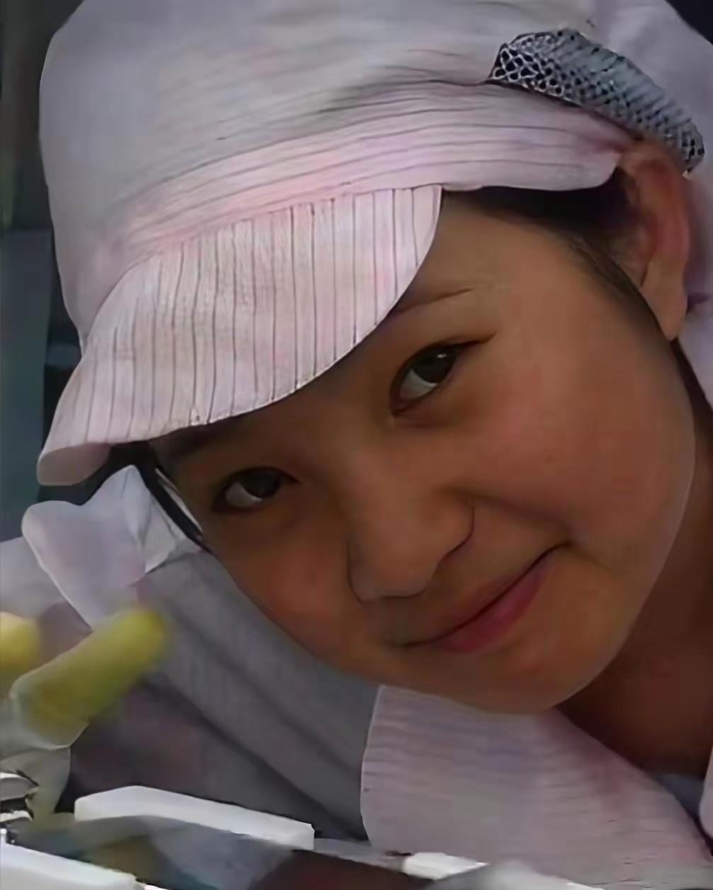 2008年，贵州有个妹子在富士康干活。她闲着没事用没做完的苹果手机拍照，拍完忘删