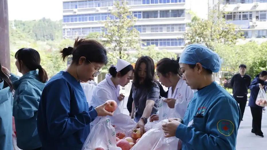 我们中国人在这一刻表现出的互相帮助，爱心，令人感动

暖心接力！4吨苹果19小时