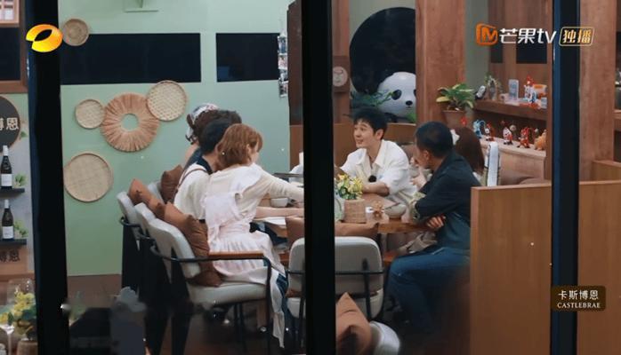 张雅琪被顾客点名夸赞看着一条条点名夸奖她的顾客留言，就能感受到张雅琪的用心。不浮