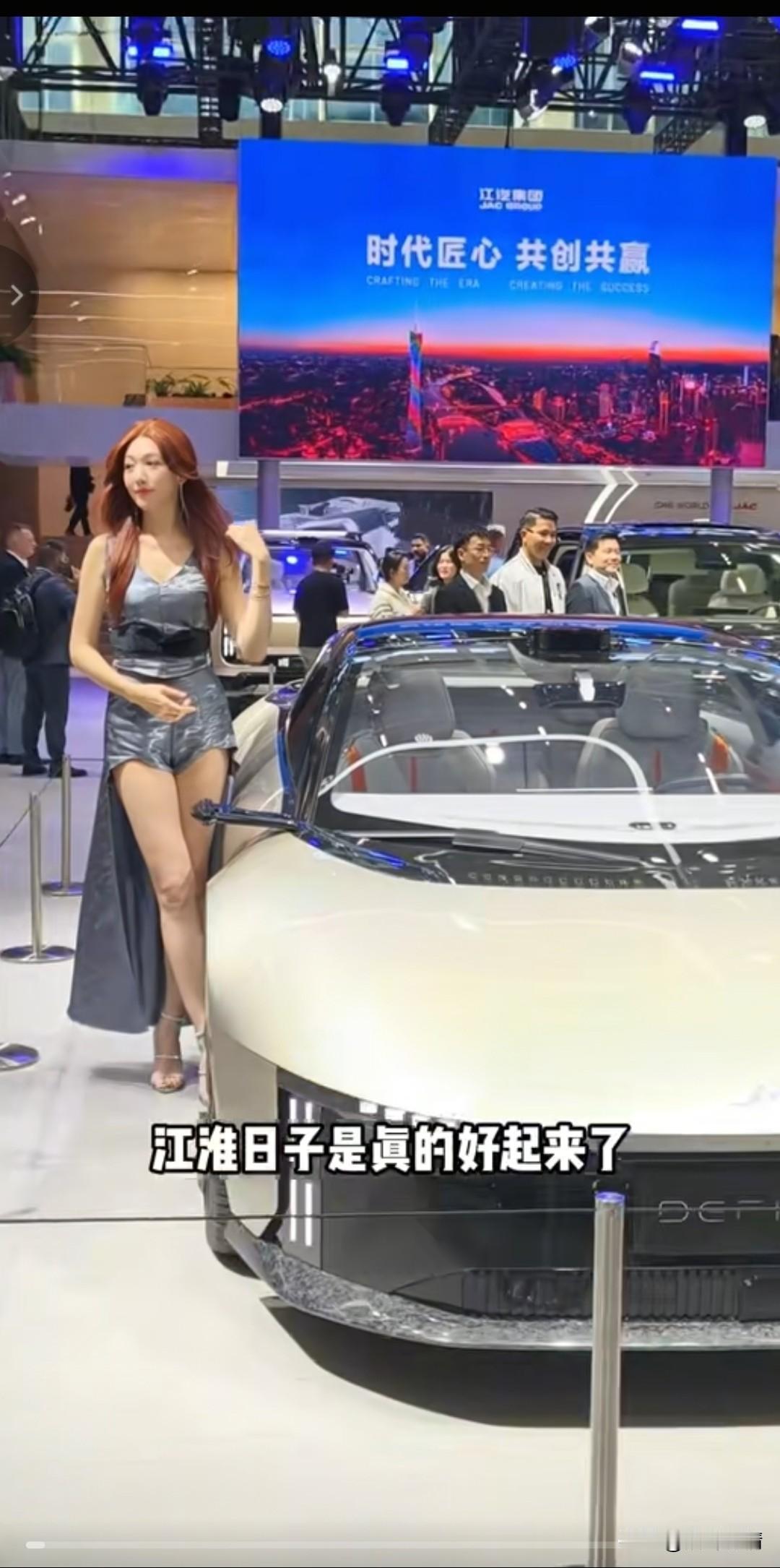 不管你信不信，
这就是广州国际车展，
许多品牌车都出了自己的新款，
有博主辣评各