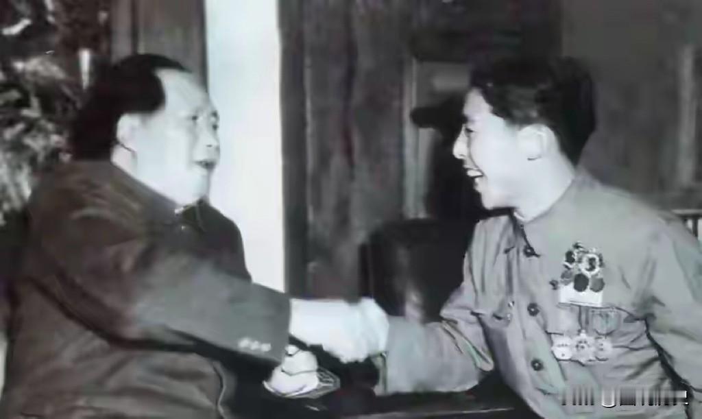 这张合影我是第一次见到！

毛主席和一位年轻的士兵的一张珍贵合影，照片中我们可以