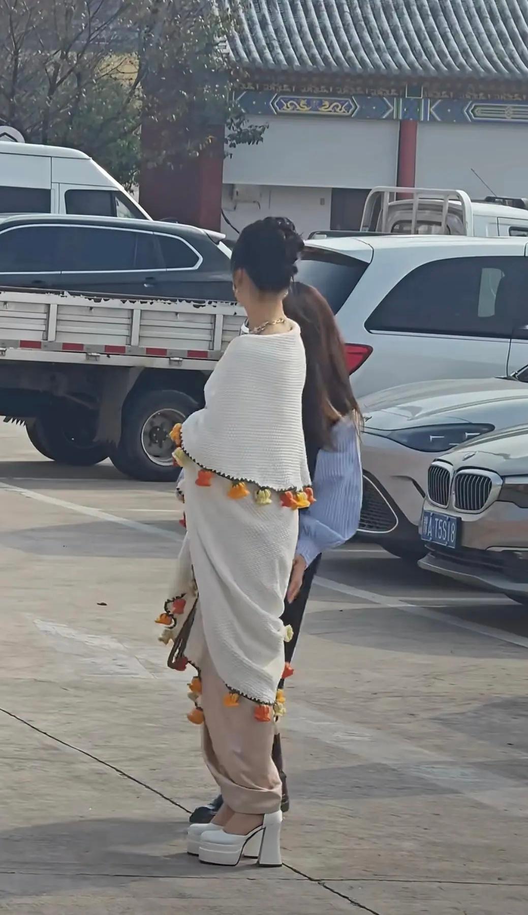 这鞋也可以被称作一款短女战靴了 很想知道这双鞋跟高多少 ​​​