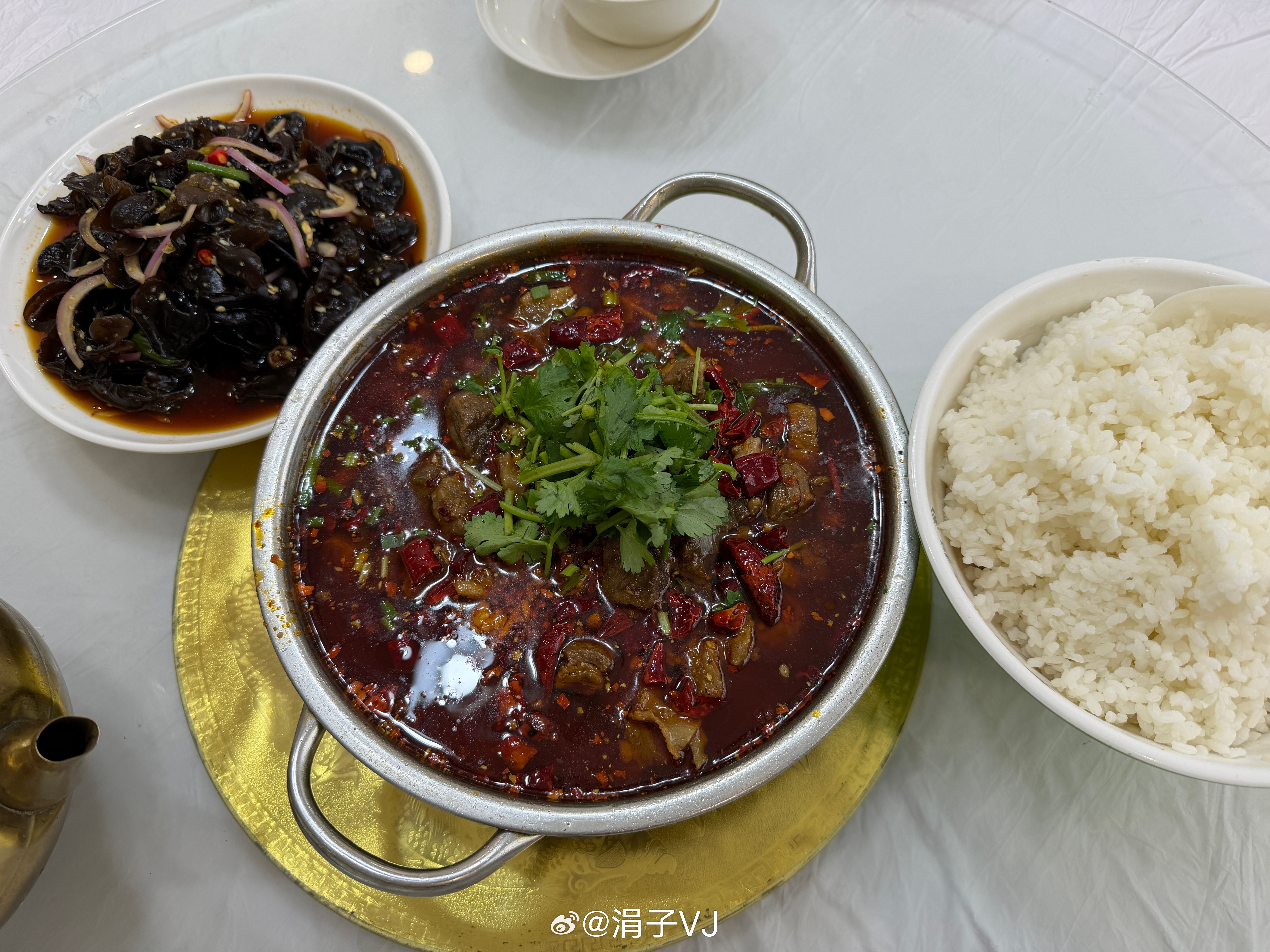 连夜开，终于到了酒店！和飞过来的朋友们汇合啦！门口看到深圳开来的宾利，广东兄弟挺