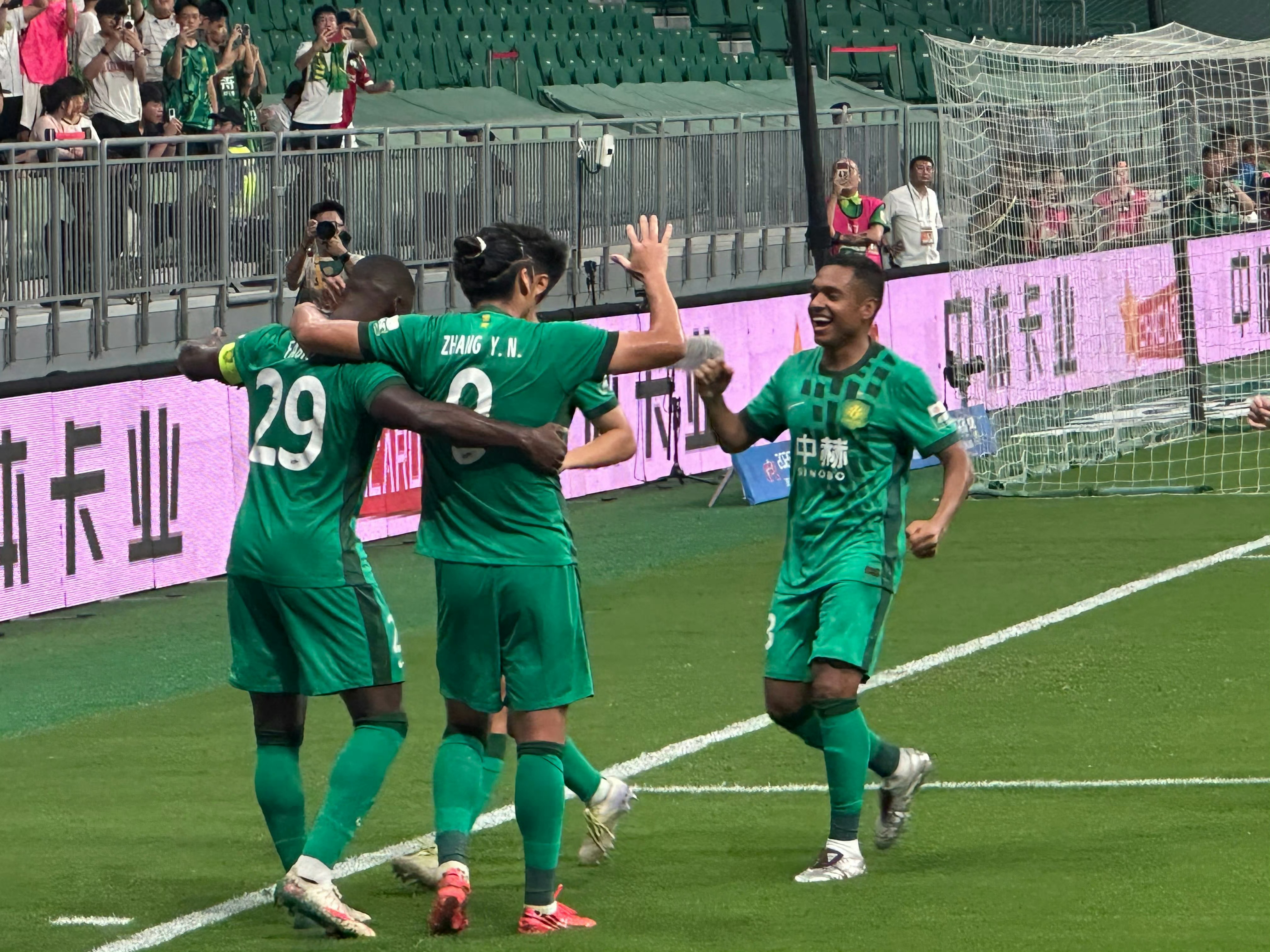 26赛季中超第21轮，北京国安主场2-1拿下浙江队，踢得那叫一个刺激！开场才8分