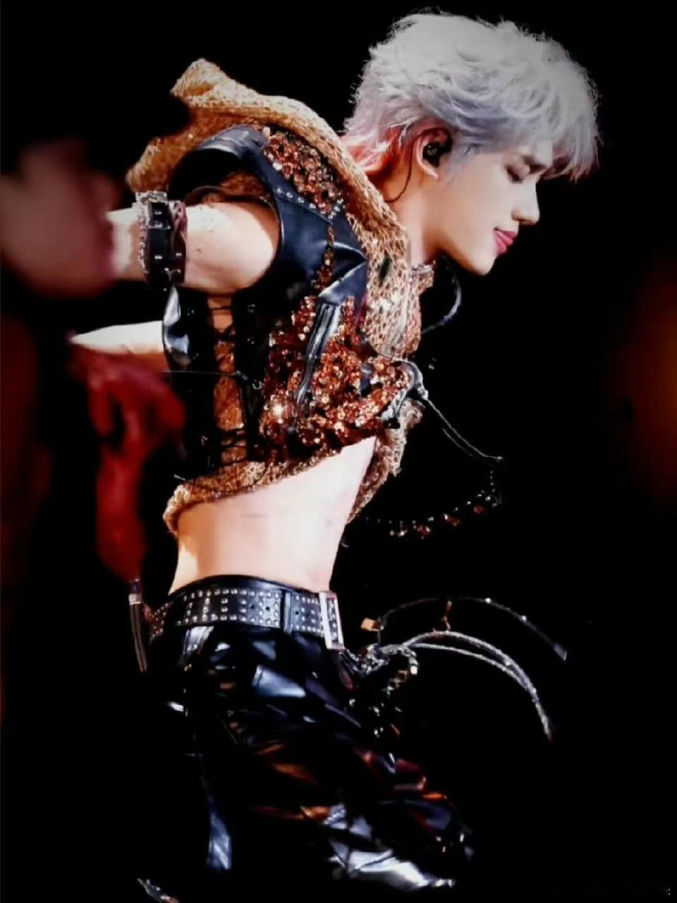 丁程鑫舞台露腹肌丁程鑫露了腹肌丁程鑫露了腹肌，绝了，嘶哈嘶哈 