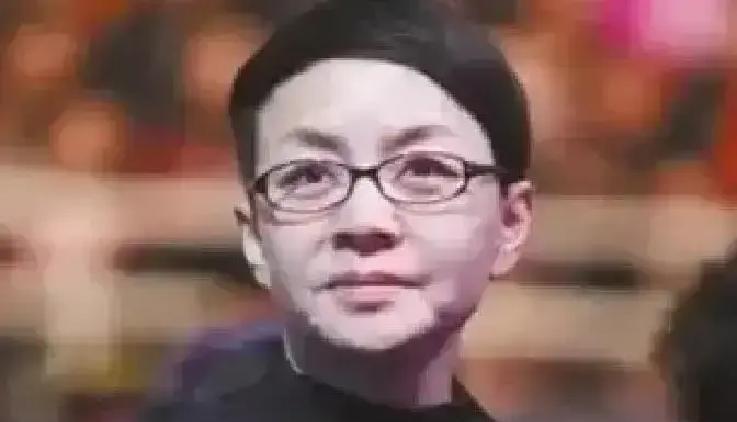 英如镝直播里一嗓子撕开体面：“姓宋的孩子凭什么代表英家？
”
这笔旧账，算的不是