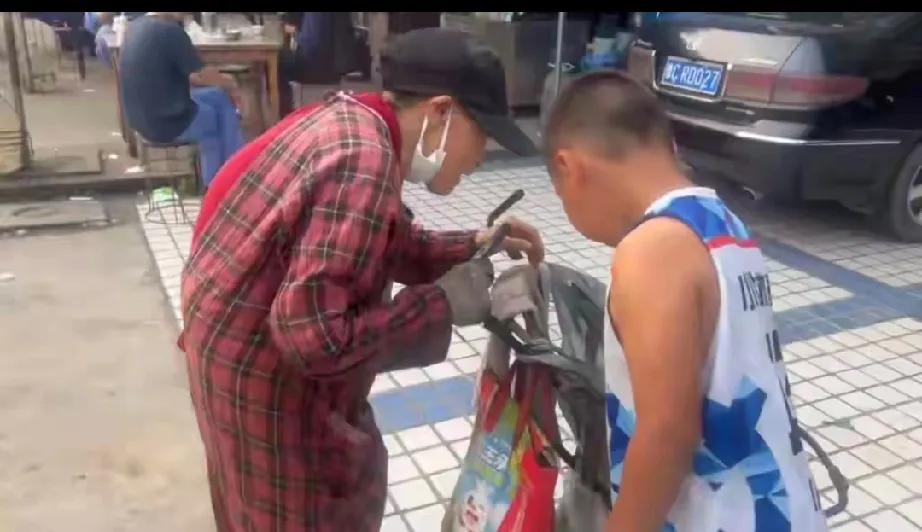 太戳心了！湖北余先生为帮9岁患多动症的儿子康复，毅然辞去月薪2万的工作，带着孩子