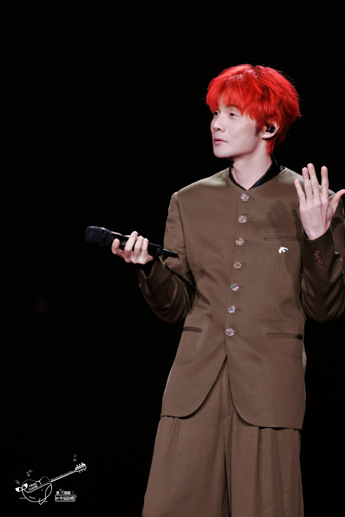 李荣浩维护单依纯李荣浩人品李荣浩人品，李荣浩回应小眼睛抄袭，李荣浩维护单依纯。谁